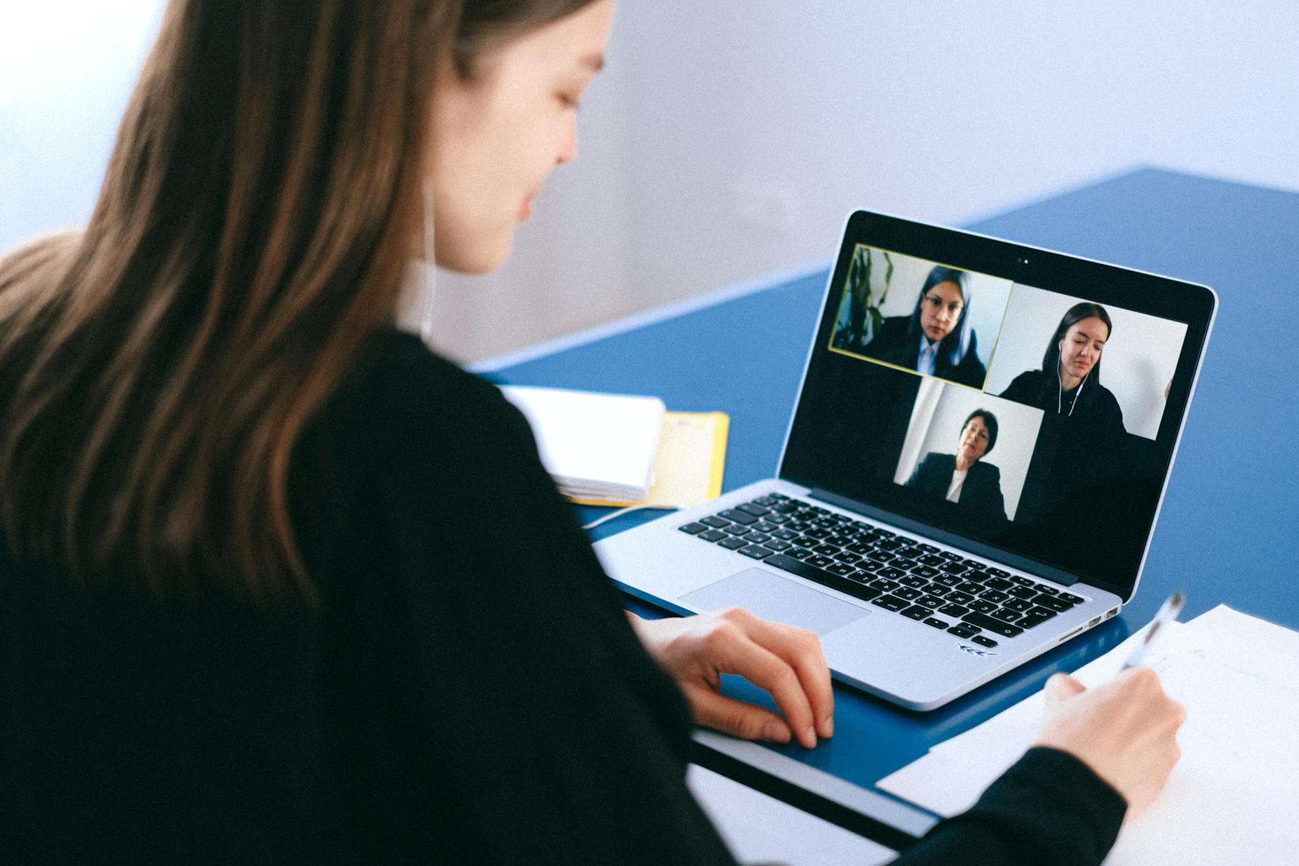 How To Improve Your Communication Skills: 18 Easy Tips