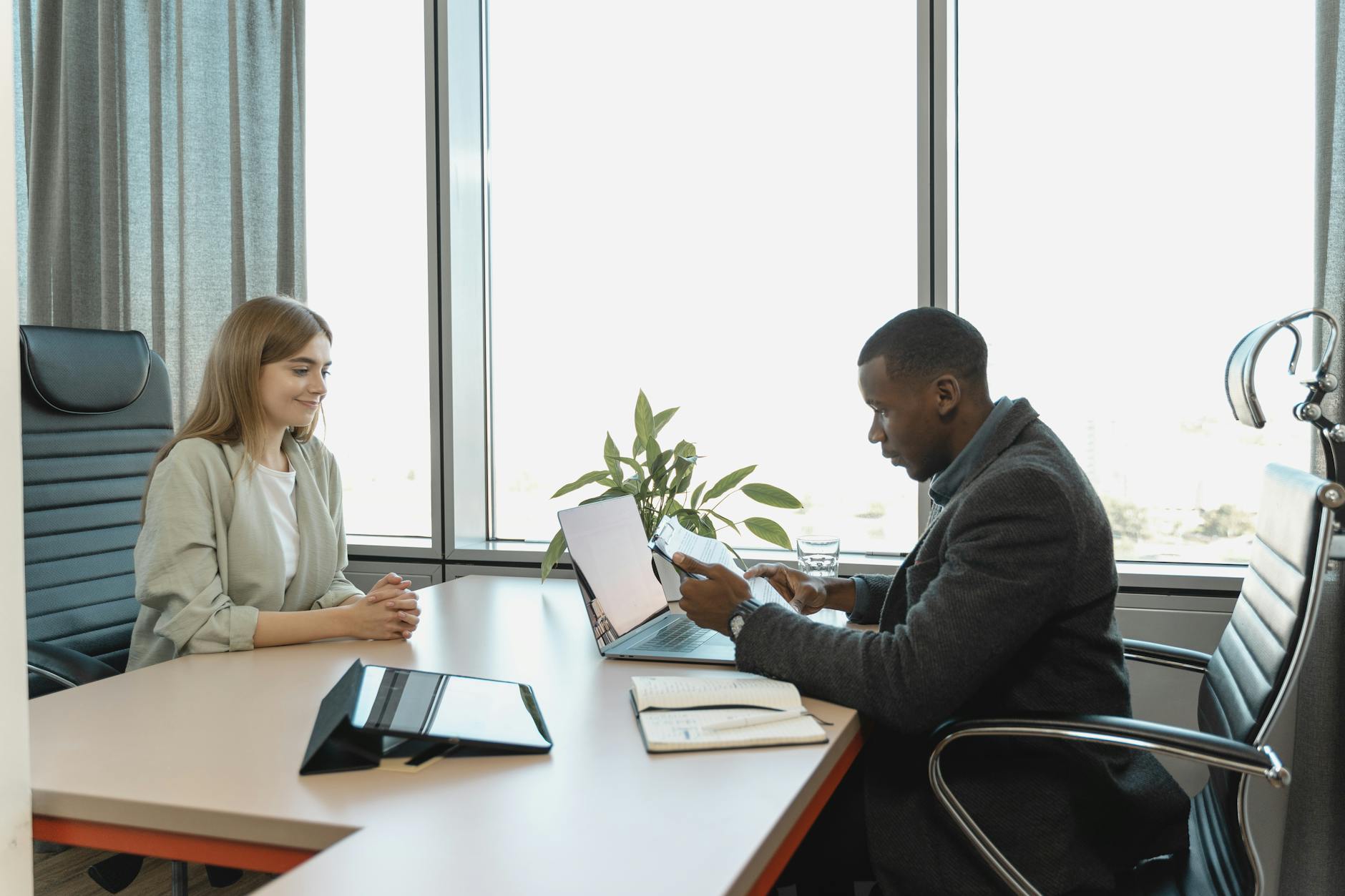 How To Improve Your Communication Skills: 18 Easy Tips